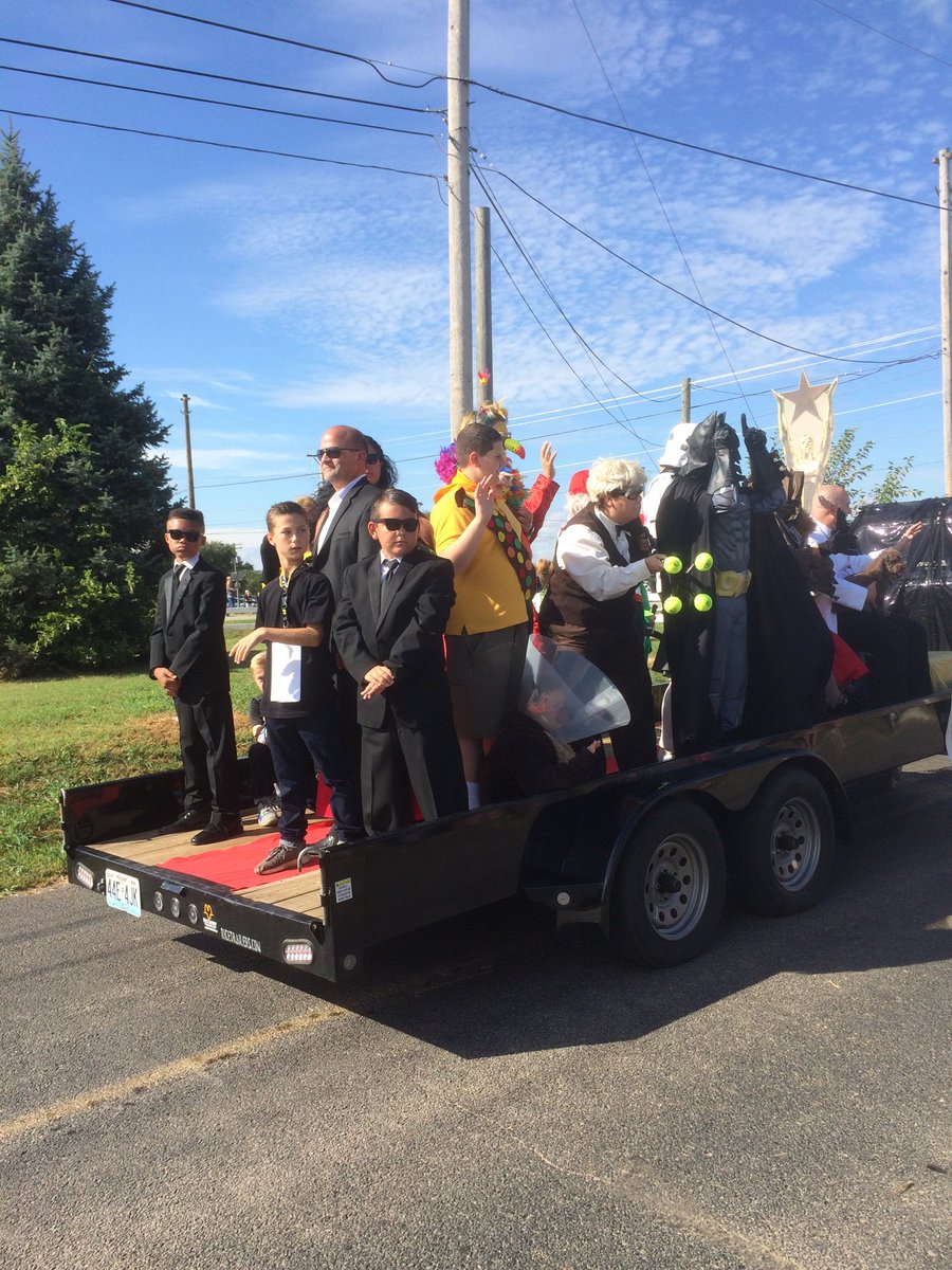 carriedawaycs's tweet photo. Having a blast at our #Willardhomecoming parade GO TIGERS! @willardschools @willardistigers https://t.co/dJ899dS7r1