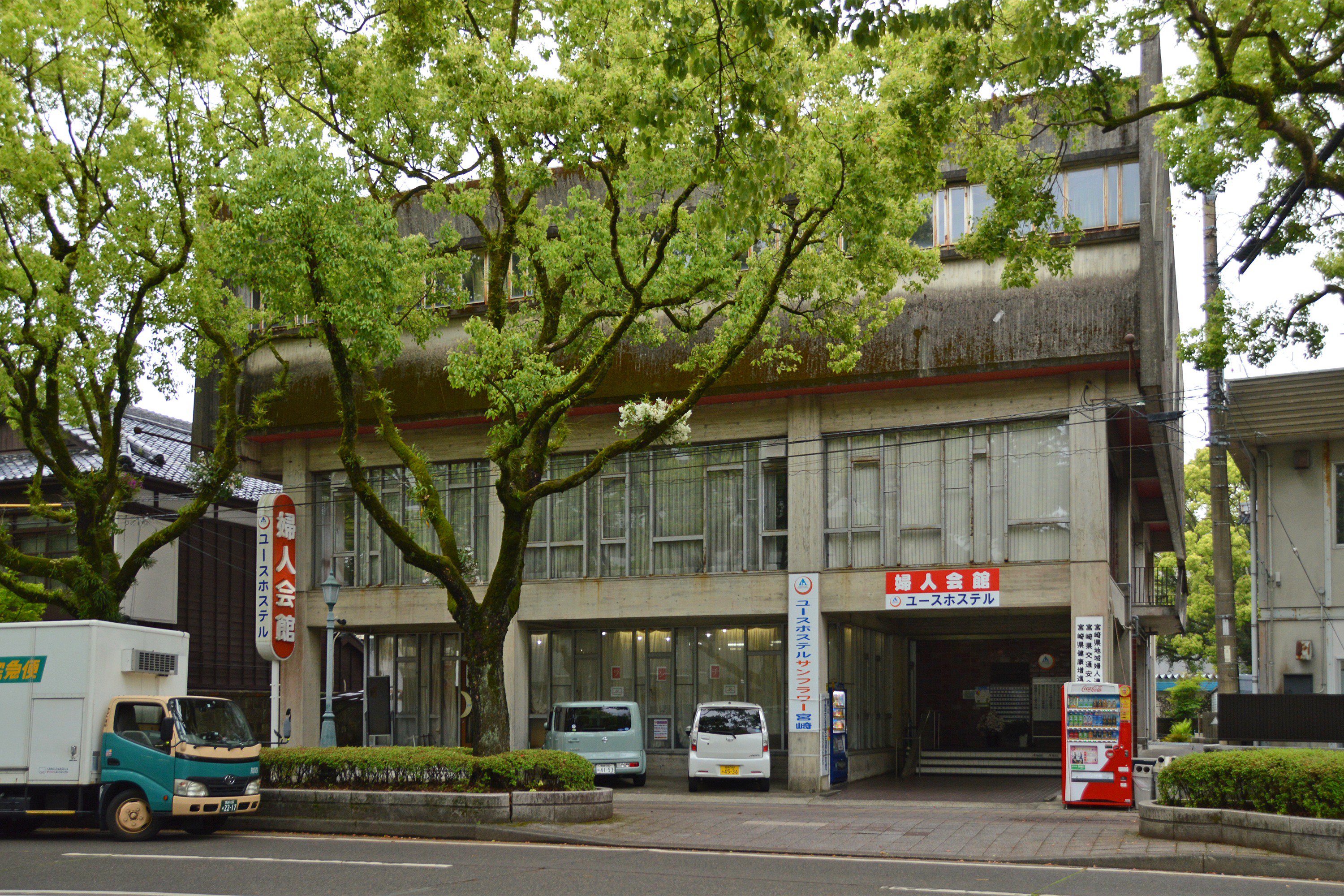 タケ All A 宮崎県婦人会館 ユースホステル サンフラワー宮崎 川島甲士 1965 S40 宮崎 市 津山文化センター 岡山県津山市 で有名な川島甲士は宮崎県でいくつかの仕事をしているが 現存するのはこれと次に紹介するおそらく2件のみ T Co