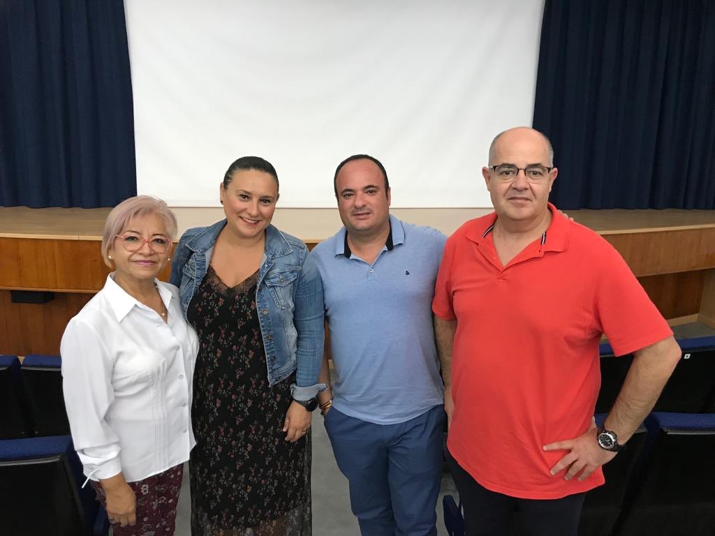 EvaReverte's tweet photo. Mañana se conmemora el #DíaMundialdelAlzheimer y hoy hemos estado celebrándolo junto a la directiva y usuarios de la Asociación Alzheimer Águilas. 

“Léeme esto y volveré contigo” de El Diario de Noah. https://t.co/NGBWNmRXzV
