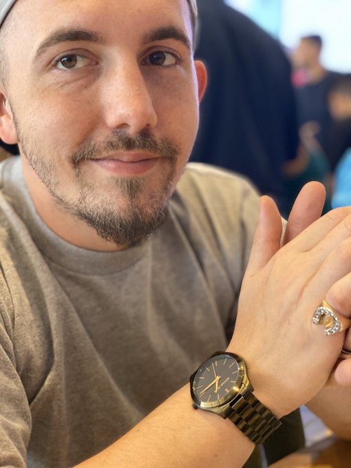 First picture w My new phone <3 @YoungPsychonaut https://t.co/XhHIxKyZVt<a href="/tag/newprofilepic"class="tags"><span>#newprofilepic</span></a>