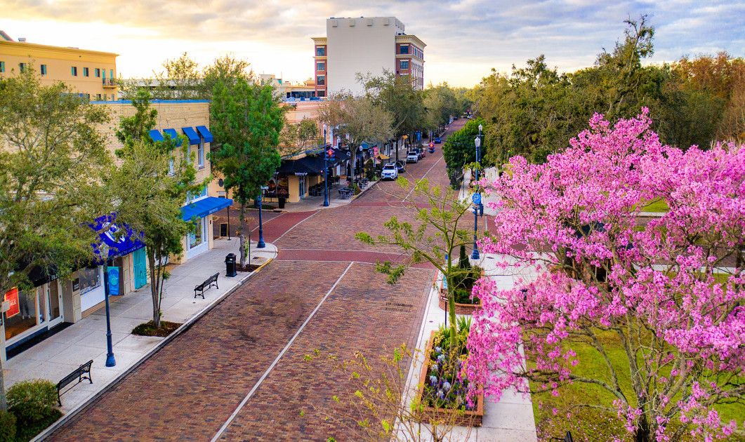 justbobbibrown's tweet photo. Winter Park is a suburb of Orlando, but it feels miles away from mouse ears and amusement parks. It's known for its blend of art, culture and independent stores in an atmosphere where strolling around in resort wear is the best way to blend in. #justBOBBI https://t.co/FrT1OCLBcv https://t.co/OtGEqfGY30