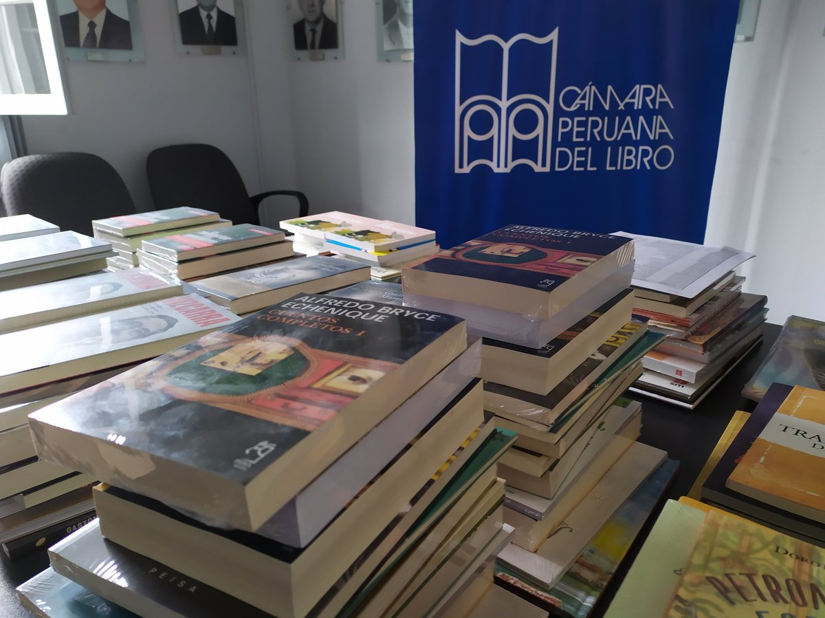 FILLima2026's tweet photo. ¡Las bibliotecas familiares están listas! ✨📚👨‍👩‍👧‍👦✨
La @CPLibro entregará hoy, los lotes de libros (valorizados en 5 mil soles, cada uno) a los dos ganadores del sorteo de cierre de la #FILLima2019. https://t.co/p4EZXCywex