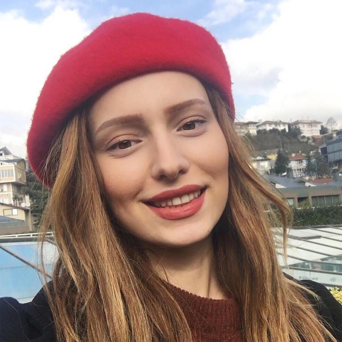 Bazı insanlar dünyaya diğerlerine rehber olsunlar;örnek olsunlar; ilham olsunlar; ders olsunlar diye geliyor.Gencecik yaşında olağanüstü mücadelesiyle hepimize ne çok şey öğretti gitmeden. İyi ki dünyamızı paylaştı; iyi ki yaşadı.Mekanın cennet olsun güzel yavrum💕🙏🏻#neslicantay