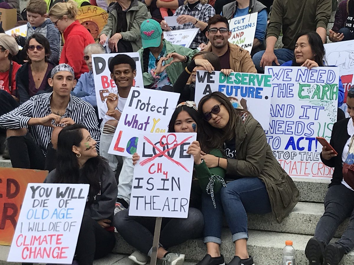SmuZemel's tweet photo. #ClimateStrike SMU students at the capitol today! https://t.co/kNY0VuhhsH