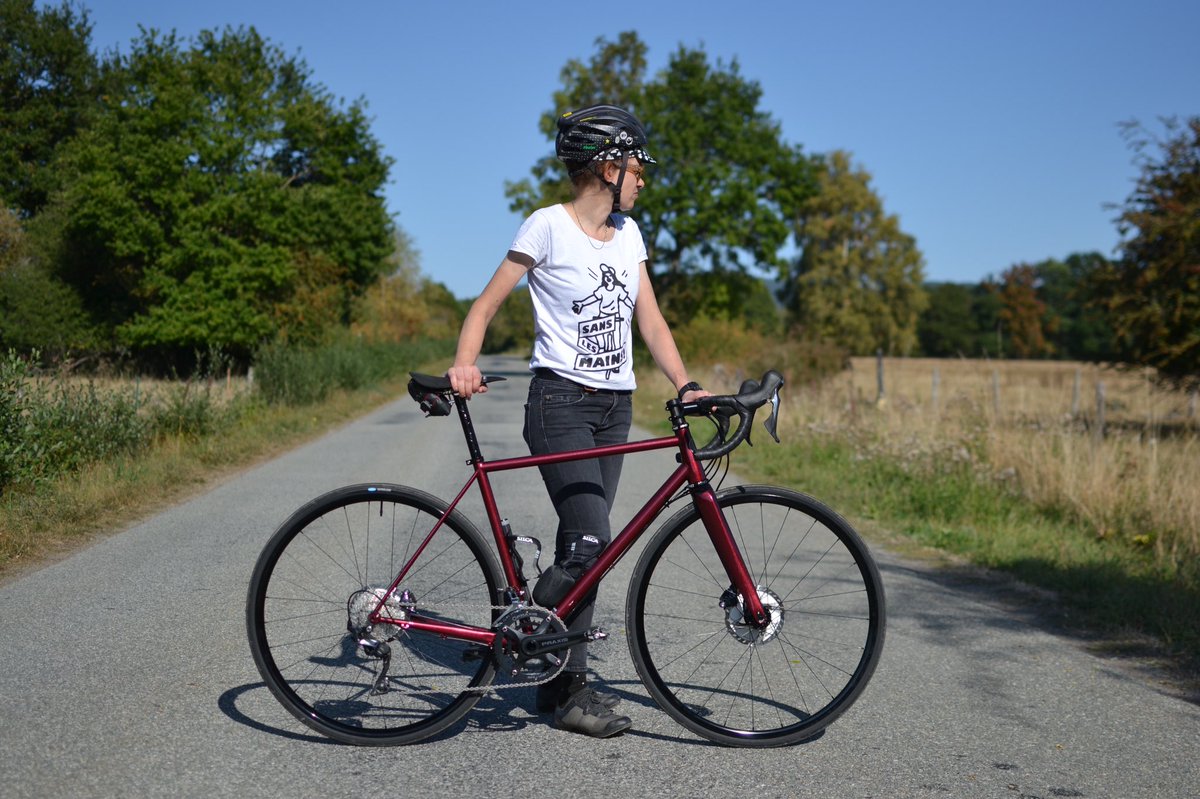 211cycles's tweet image. Qui est-ce qui met des paillettes dans la vie de @sophiegateau ?? C’est le #1465 de @211cycles évidement 🖤 a découvrir des Demain sur (entre autres) les @ClassicsParis #211cycles #renehersetires #silcavelo