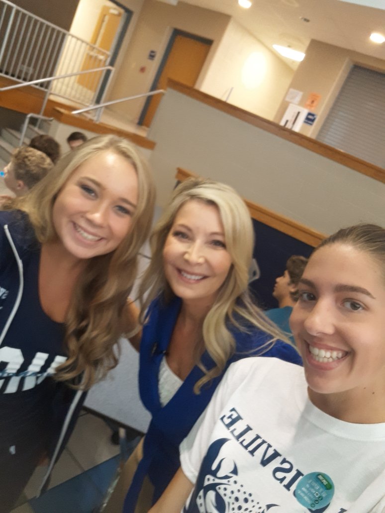 CBosleyTV's tweet photo. A fantastic time speaking to the 700 or so awesome students @LouisvilleLeps @leopard_nation ! Thanks for having me! You guys are #Rockstars ! #foreverandforalltosee #happyhealthyselfie #studentsuccess #speakerlife #lovinit https://t.co/m5n8c9p4Cw