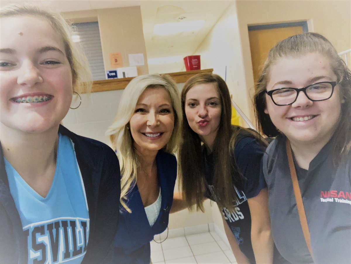 CBosleyTV's tweet photo. A fantastic time speaking to the 700 or so awesome students @LouisvilleLeps @leopard_nation ! Thanks for having me! You guys are #Rockstars ! #foreverandforalltosee #happyhealthyselfie #studentsuccess #speakerlife #lovinit https://t.co/m5n8c9p4Cw