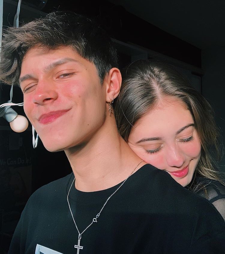 parabéns pelo seu dia gatinho 🐱 te agradeço todo dia por estar na minha vida! Amo sua companhia, amo seu coração amo seu amor, você💕