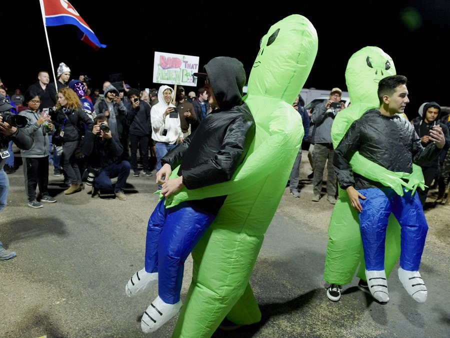 la_vie_en_roz's tweet photo. THEY ACTUALLY SHOWED UP AT THE AREA 51, I'M WHEEZING 

THIS IS IT, WE'RE GONNA BE REMEMBERED AS THE GENERATION THAT STORMED A TOP-SECRET MILITARY BASE BECAUSE OF THE INTERNET MEME  AND I'M PROUD OF IT

#Area51storm https://t.co/xF8ZE6WkOW