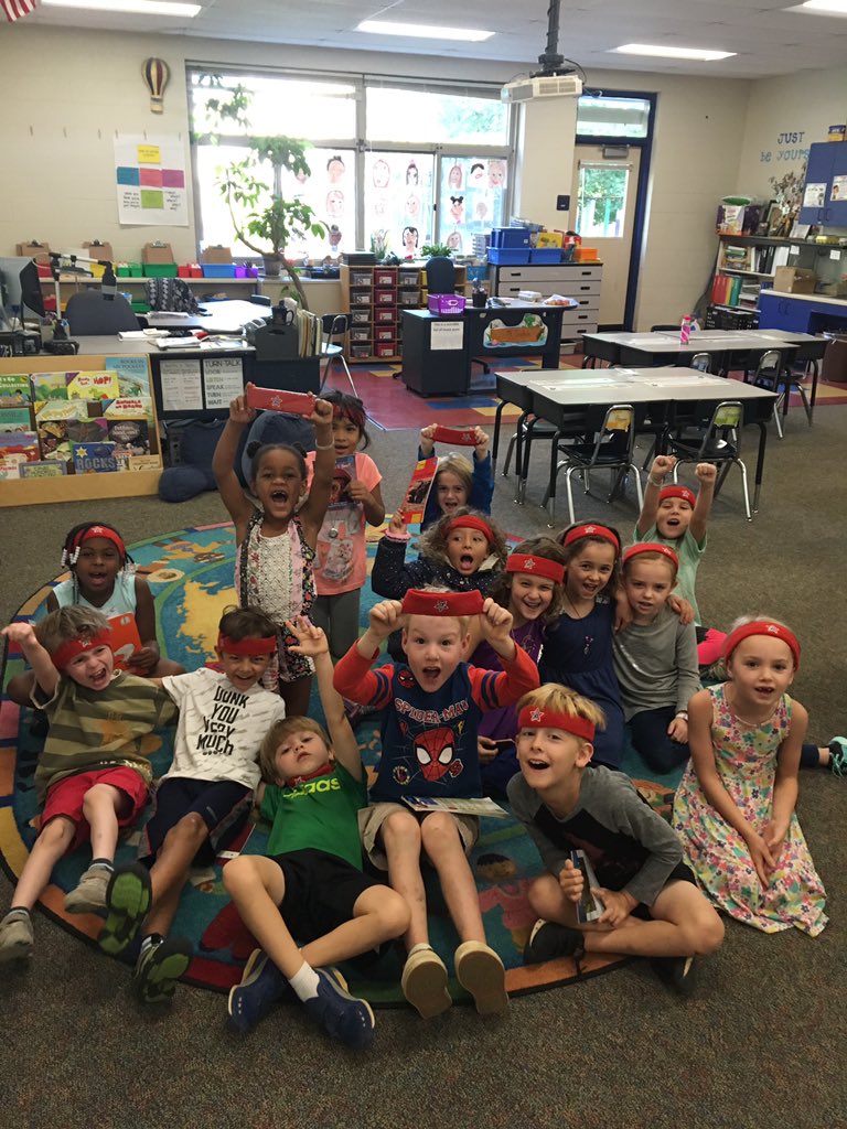 msfergusons1st's tweet photo. We can’t lie, we were pretty PUMPED to learn how much our class has been raising for our school! A sidewalk chalk party and Fun Run headbands were a great way to celebrate! @Boosterthon #clxleaders #theacsway https://t.co/YXe9ElDqnF