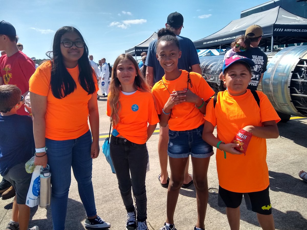 BeckaGoshert's tweet photo. Successful airshow! #GlenwoodKidsDeserveIt, #relentlessgators https://t.co/ffYrob4XoU