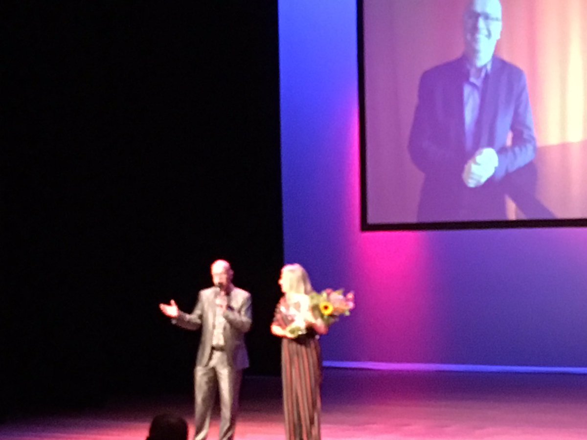 Onderhoudende #seizoenspresentatie <a href="/indeklinker/">De Klinker</a> dit theaterseizoen weer voor elk wat wils 👍🎭 <a href="/LeoHegge/">Leo Hegge</a>  #komtdatzien #podium #theater #oldambt #deklinker