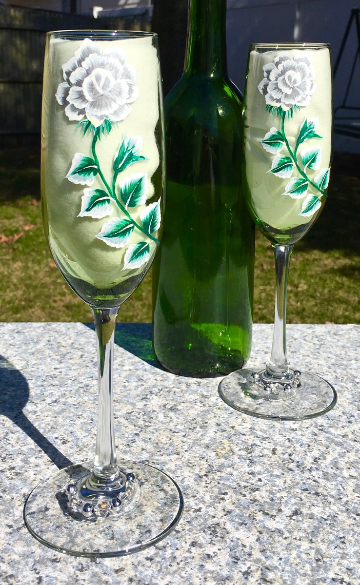 Champagne glasses with silver roses etsy.com/ipaintitpretty… #champagneglasses #silverroses #silveranniversarygift #25thanniversarygift #weddinggift #weddingtoastglasses #anniversarygift #engagementgift #giftsforher #paintedglasses