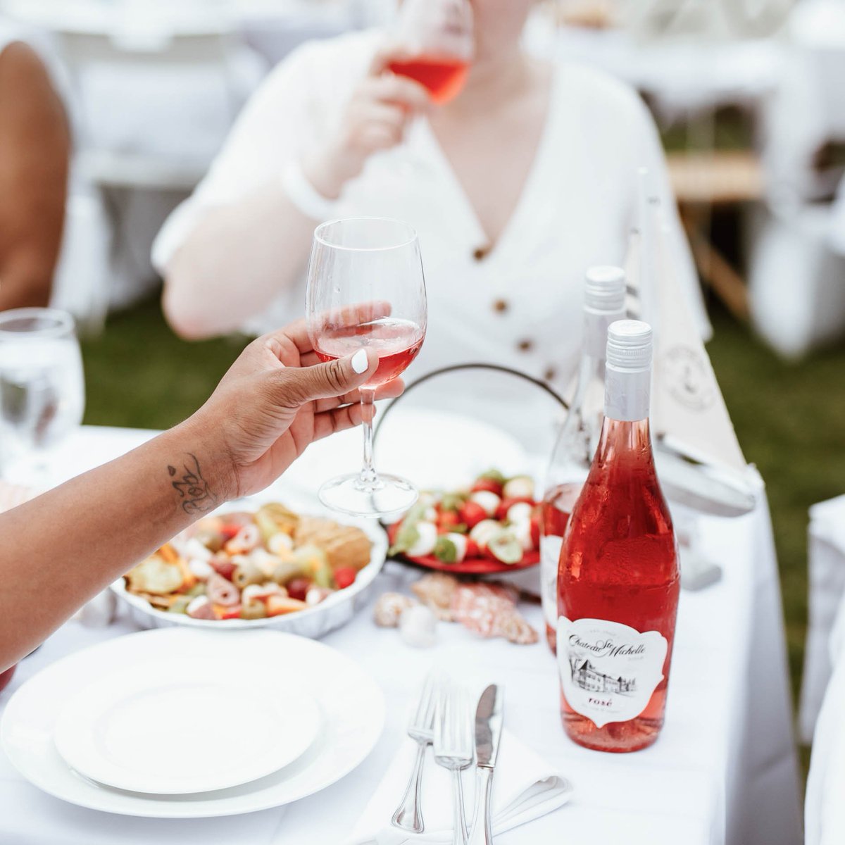 SteMichelle's tweet photo. White after #LaborDay is okay if it's for #Dinerenblanc. 😉 See if they're coming to your city: https://t.co/eYLKTonmcj! Photo: ©Briana Balducci #NationalPartner https://t.co/CQ9sP9vUZz