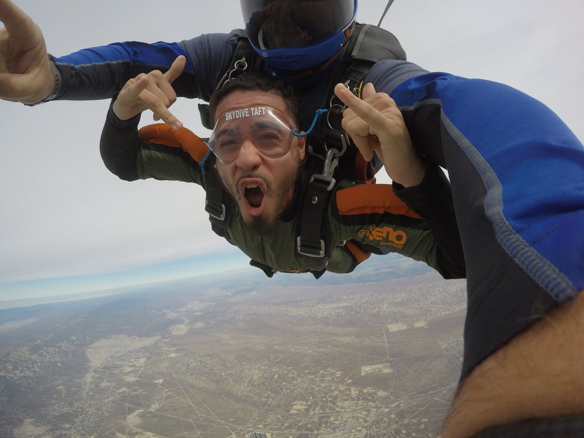 SkydiveTaft's tweet photo. Want to have this much fun this weekend? Check out the link in our bio to book your tandem! #tandem #skydive https://t.co/BDUb0f9val