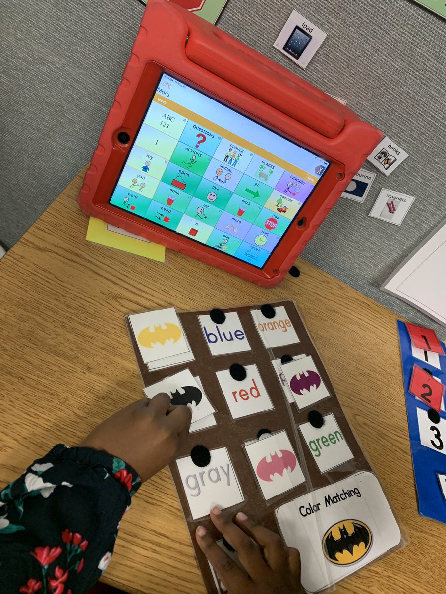 WindsorSpeech's tweet photo. We had a great Friday! Kinetic sand, some time for work and an especially fun time in art with our friends talking about colors and dinosaurs! @WindsorWildcats @angeluswindsor #inclusion #aac #schoolslp #communication #peermodeling #languageeverywhere https://t.co/xs7Em5HfUa