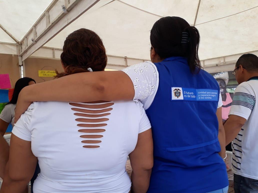 La @UnidadVictimas realizó acto de dignificación en #Cartagena con los familiares de las víctimas del postulado Eugenio Reyes Regino. #UnidosPorLasVíctimas.