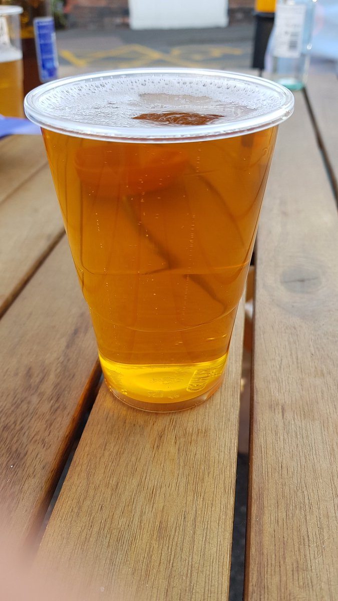 jackiemmitchell's tweet photo. #FridayFeeling #daisygold @SmallestPubinUK #claygate https://t.co/rvAEI4gPQl