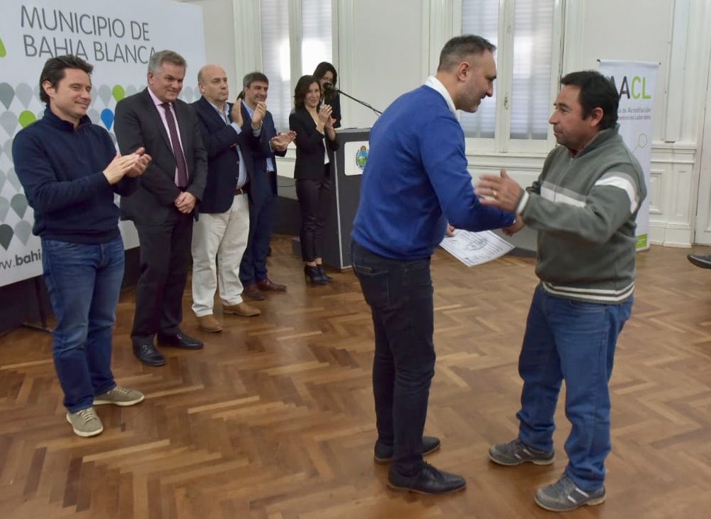 gfalvarez's tweet photo. Realizamos junto a @gzinny @hector_gay @santidelaba entrega de más de 150 certificaciones de competencias laborales a trabajadores municipales en roles de Albañil, inspector municipal, cocinero, auxiliar administrativo, entre otros!!!felicitaciones a todos y a seguir adelante! https://t.co/r8rlEH4EAs