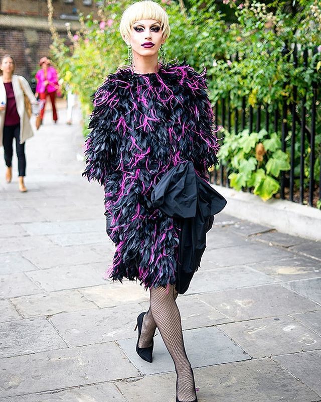 JohnSavidi's tweet photo. @ageofaquaria looking absolutely fabulous as she arrives for the @erdem show during #LFW

#Fashion #Erdem #DragQueen #Model #Artist #Aquaria #IMG #FashionWeek #Stlish #Queen #DragPerformer #Superstar https://t.co/RARh4YPQOs https://t.co/nBE7XQQjKD
