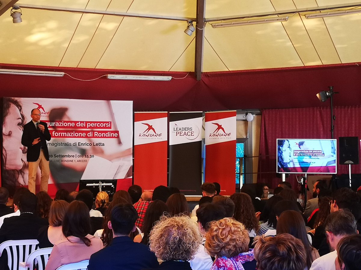 EnricoLetta's tweet photo. Siate #Leaders che, innovando, rischiano e non che seguono semplicemente i #followers. Essere followers dei propri followers non ha nulla di grande; è solo essere followers al quadrato! Inauguro l’anno accademico con gli studenti di @rondinenobel arrivati ad Arezzo da mezzo mondo https://t.co/OMg2fiZh2F
