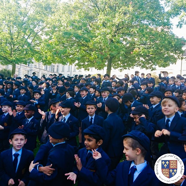 bicschoolbe's tweet photo. Surfing on the photoshoot wave, yesterday was the sections pictures were taken. Here everybody is getting ready for it.
***
Surfant sur la vague photo, hier les photos par sections ont été prises.
#BICSFamily #BICSchoolBE #photo #photoshoot #uniforms #section #group #community https://t.co/d0J7dEAeBO