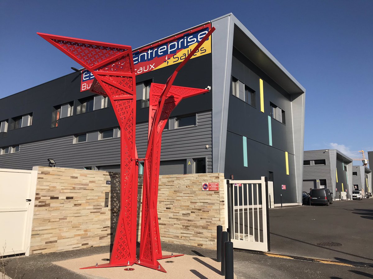 COLAVITTIPhil's tweet photo. @nicolas_dulion inaugure le totem de l’Espace Entreprise, créé par l’artiste @geordielheriau, une perspective 3D du logo de l’entreprise. Ce totem porte le nom RED UNION inspiré par Bernard Bestieu. L’accueillant #redunion porte de toute sa hauteur la couleur rouge emblématique ! https://t.co/i8SF7qZSuT