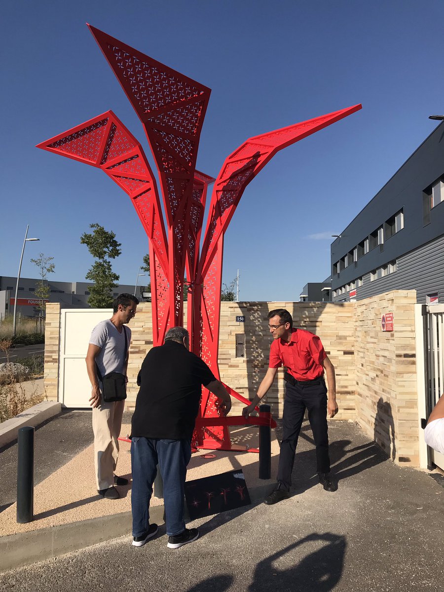 COLAVITTIPhil's tweet photo. @nicolas_dulion inaugure le totem de l’Espace Entreprise, créé par l’artiste @geordielheriau, une perspective 3D du logo de l’entreprise. Ce totem porte le nom RED UNION inspiré par Bernard Bestieu. L’accueillant #redunion porte de toute sa hauteur la couleur rouge emblématique ! https://t.co/i8SF7qZSuT