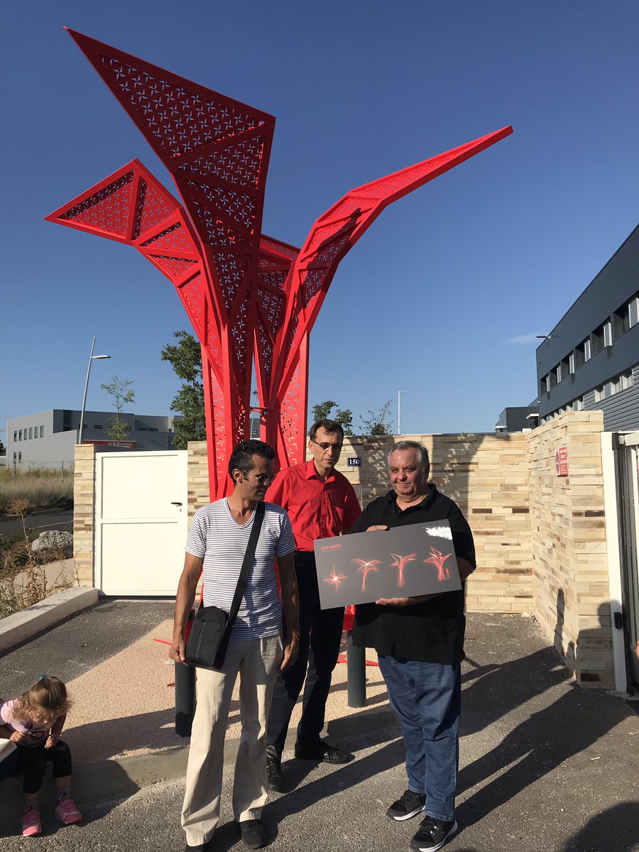 COLAVITTIPhil's tweet photo. @nicolas_dulion inaugure le totem de l’Espace Entreprise, créé par l’artiste @geordielheriau, une perspective 3D du logo de l’entreprise. Ce totem porte le nom RED UNION inspiré par Bernard Bestieu. L’accueillant #redunion porte de toute sa hauteur la couleur rouge emblématique ! https://t.co/i8SF7qZSuT