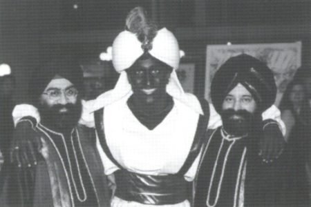 LouisCancels's tweet photo. LOUIS CANCELS #Trudeau. 

@JustinTrudeau let bad costuming ruin his life. Don't be like Justin Trudeau. Just dress up as me. #OrangeFace

#TrudeauBlackface #TrudeauMustResign #JustinTrudeauRacist #LouisCancelsEverything https://t.co/FyO7yAMb0m