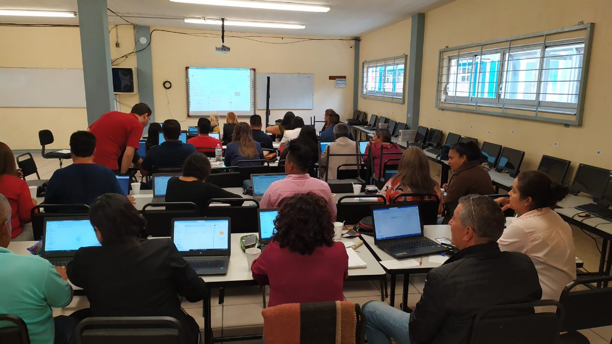 SecEducacionJal's tweet photo. ¡Docentes de secundarias técnicas y telesecundarias, comprometidos con su preparación!

Así se lleva a cabo la Capacitación en Tecnología Educativa, en la Región Altos Norte, la cual incluye cuatro cursos: Hoja de Cálculo, Edición de Videos, G Suite y PDI (Vigolari-Mimio). https://t.co/CUSpUP0w56