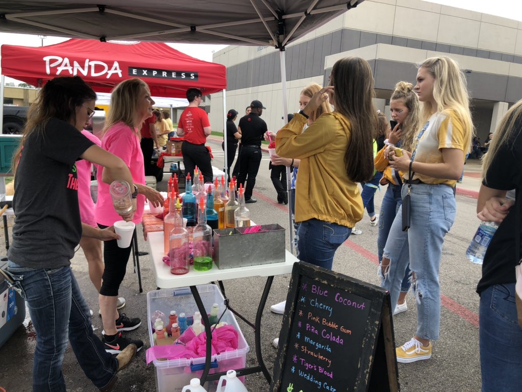 thepinkstand's tweet photo. Successful day at food truck Friday! Thanks for having us SSHS. https://t.co/I9qs0rOWSe