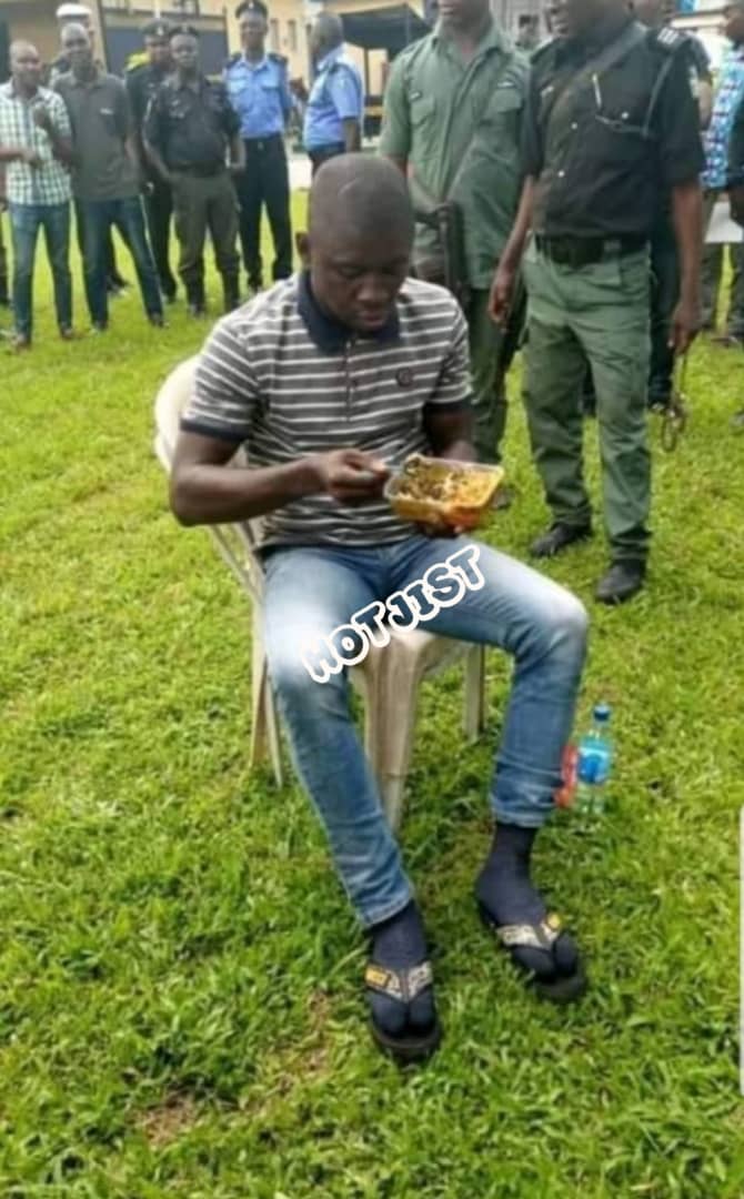 hotjist's tweet photo. PORT HARCOURT SERIAL KILLER, DAVID WEST  ENJOYING A PLATE OF RICE AND PLANTAIN WITH A CHILLED BOTTLE OF WATER WHILE HE WAS BEING PARADED BY RIVERS POLICE THIS AFTERNOON... #InsideLife 
#hotjist #hotgist #PHserialkiller #PHSerialKilling  #FridayThoughts #blackface #jekanmo https://t.co/Bx4iLQOX5X
