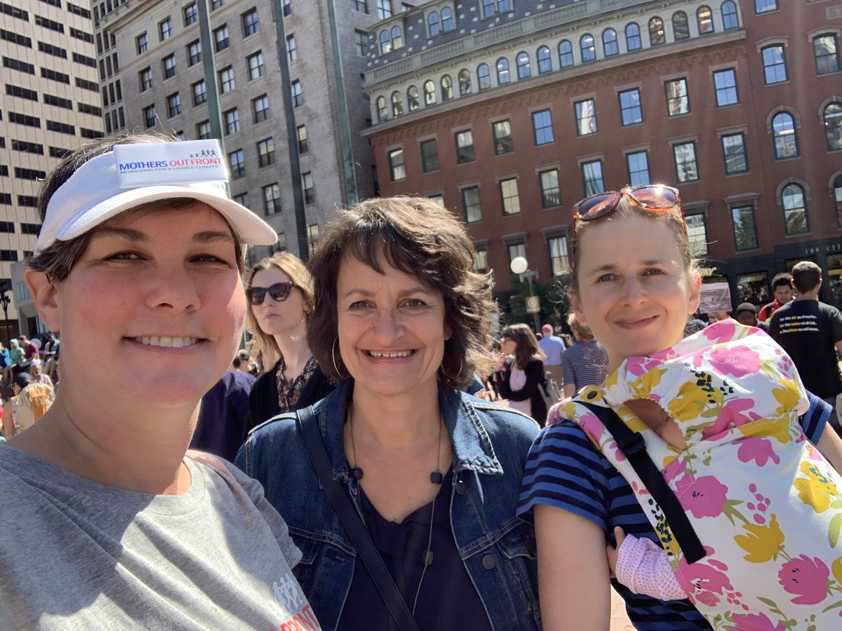 RandiSoltysiak's tweet photo. #ourpledgetheirfuture #climatesteikes @MothersOutFront  climate striking with @KatjBallantyne  and Katya and Fiona and April and Sophia and Natasha https://t.co/5Yb3HaJYxZ
