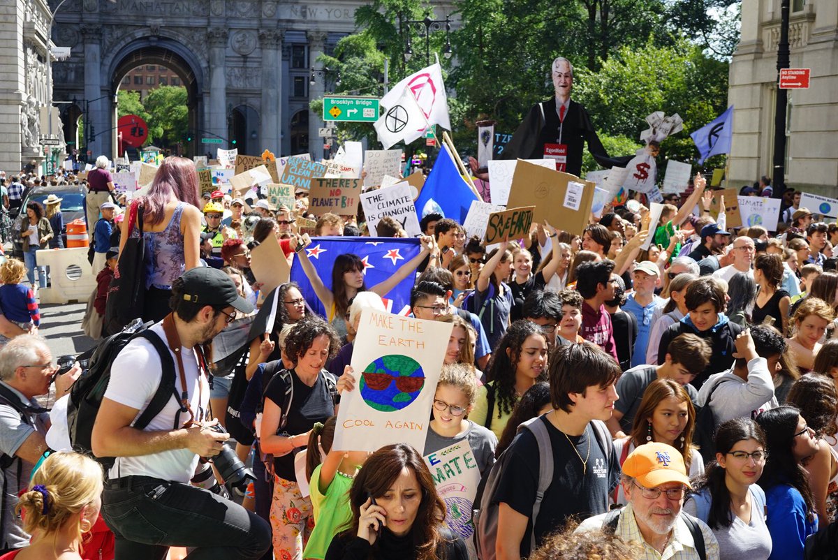 350's tweet photo. The crowds in NYC for the #ClimateStrike are enormous. A massive surge of young people are beginning to make their way through Wall St. https://t.co/0YqpnipFMR