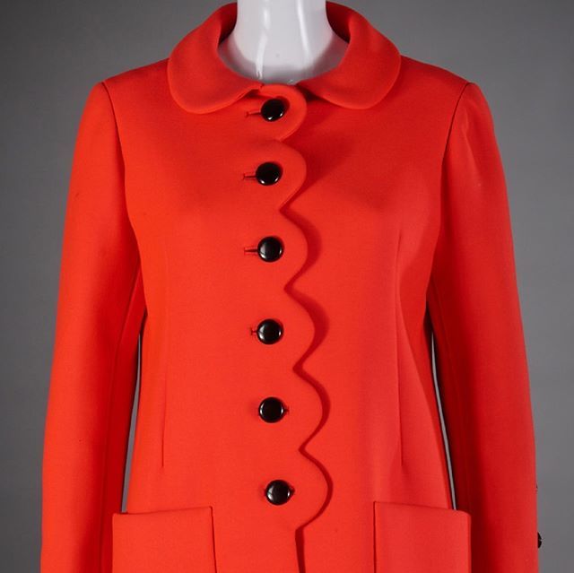 milleabros's tweet photo. Vintage Norman Norell tomato red ladies coat. c. 1960’s, wool with gold silk lining, scalloped edges at sleeves and front, black buttons, approx. 46”b, 39”w, 16”sh, 23”sl, 39”l⠀
·⠀
Lot #1064 in our Fall 3-day ABC discovery auction September 25th, 26t… https://t.co/7BFHLSTdag https://t.co/Ra4RMfN7jJ