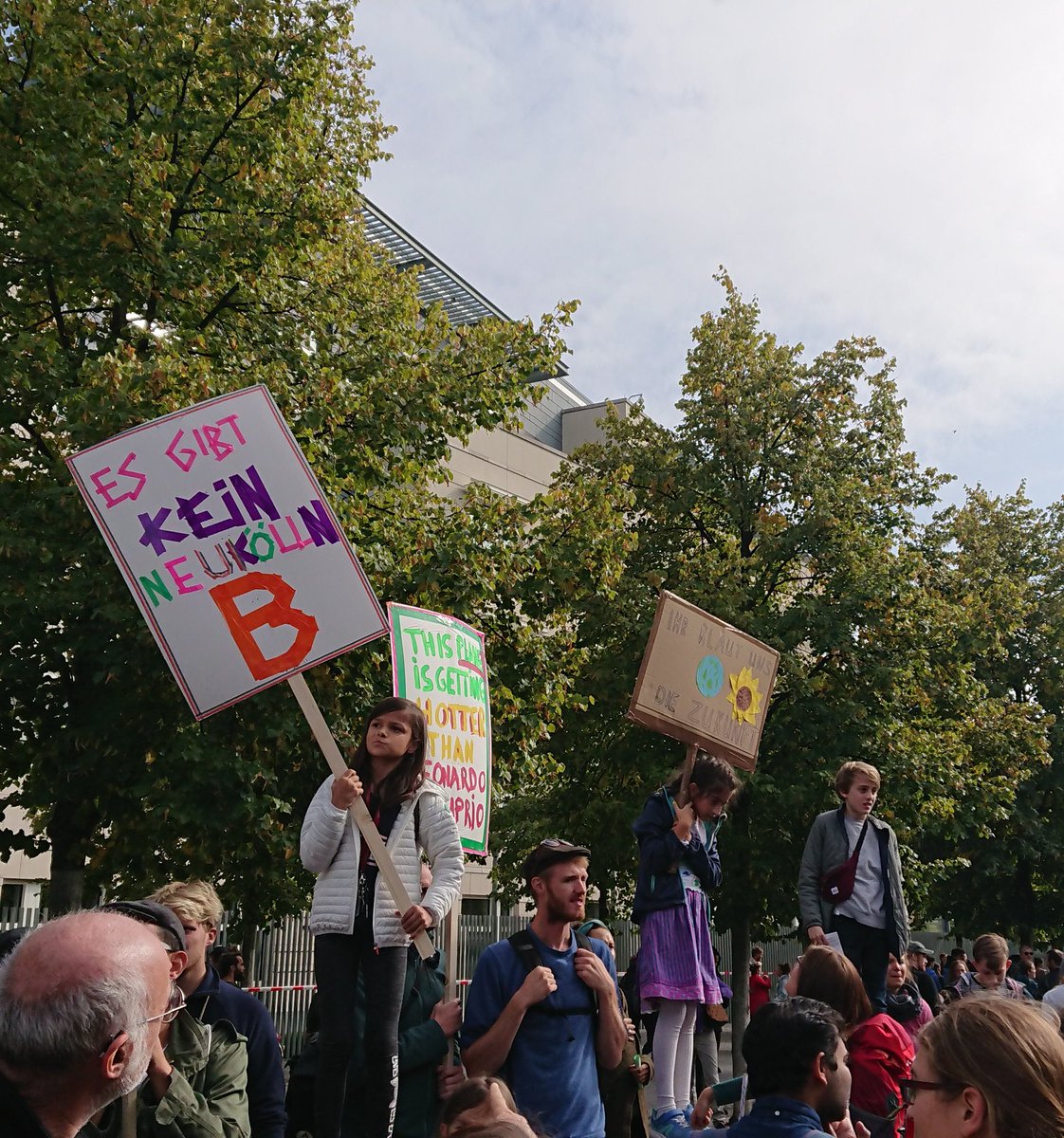 _catcad's tweet photo. Home & energized from #allesfuersklima with 270.000 people in Berlin alone - just to read that there is now the idea to price CO2 at 10€/t. Yesterday at #climatelecture minimum starting prices twice as high are suggested...#Klimakabinett 😣👿 @sciforfuture @spdbt @cducsubt https://t.co/Yoii5LTKzK