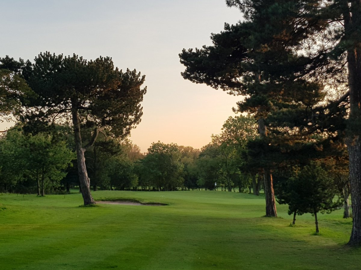 LeeParkGolfClub's tweet photo. Red sky at night, golfers delight. Course is in impecible condition for tomorrow's scratch competition. Good luck to all and enjoy the beautiful greens. #trueroll https://t.co/Ix4D6Frwgs