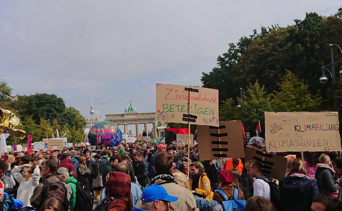 _catcad's tweet photo. Home & energized from #allesfuersklima with 270.000 people in Berlin alone - just to read that there is now the idea to price CO2 at 10€/t. Yesterday at #climatelecture minimum starting prices twice as high are suggested...#Klimakabinett 😣👿 @sciforfuture @spdbt @cducsubt https://t.co/Yoii5LTKzK