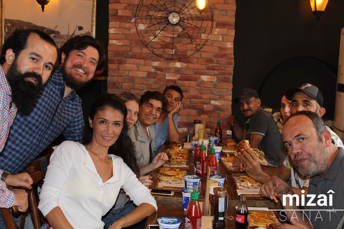 mizaisanat's tweet photo. Mizaî Sanat "Aile Sandığı" ekibi, şehrin en iyisi Murat Chef'teydi 👍
#muratchef #mizaisanat #sahne #oyun #komedi #comedy #tiyatro #AileSandığı #yenisezon #burger https://t.co/gWHi7zth7Z