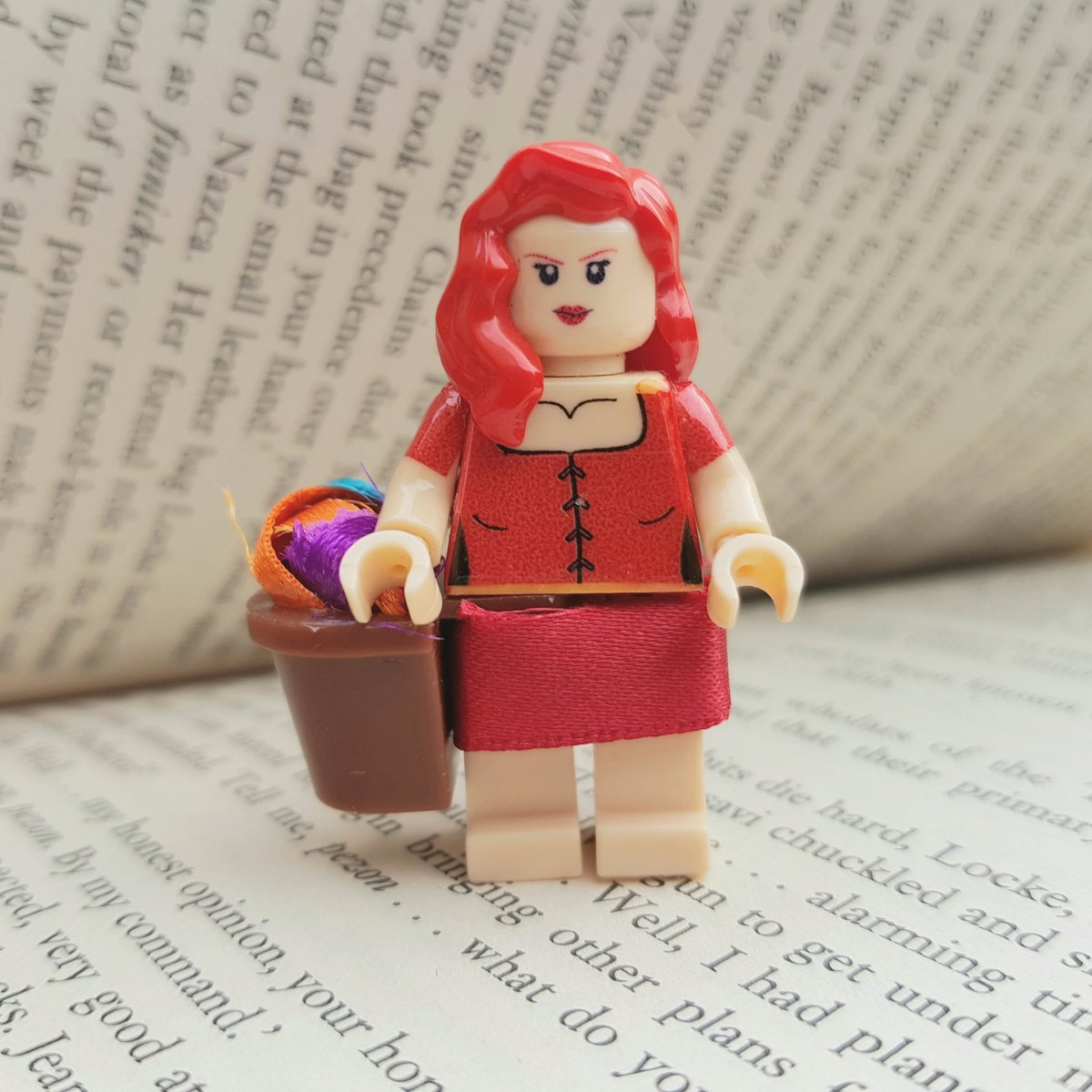 MinifigFiction's tweet photo. "You’re trying to be charming. Well, I do not choose to be charmed by you, Locke Lamora"

Sabetha 👩🏻‍🦰 from @scottlynch78's #gentlemanbastards series. Do you recognise her red dress 💃 and bag full of coloured ribbons 🎉? My favorite scene from #therepublicofthieves!

#lockelamora https://t.co/FZN5VTedZa