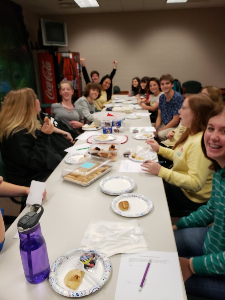 MrsChap48451's tweet photo. Creative Writing class studying Taste &amp; Smell Sensory Description in the tastiest way possible. #LFLeads https://t.co/dbB7J071T2