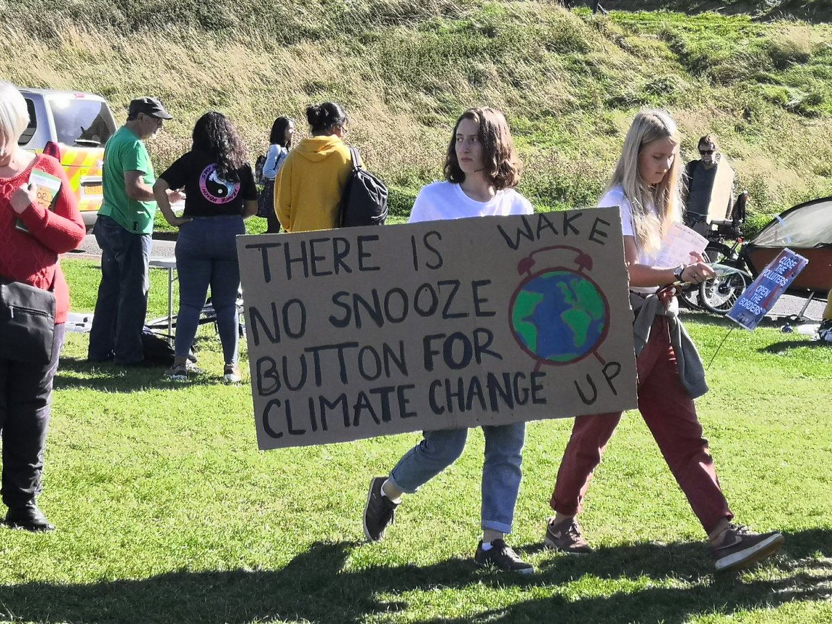 RacShe1001's tweet photo. Hugely encouraged by the turnout at today's #GlobalClimateStrike in Edinburgh and what a day for it! @GracemountHigh https://t.co/VKs289sgXg