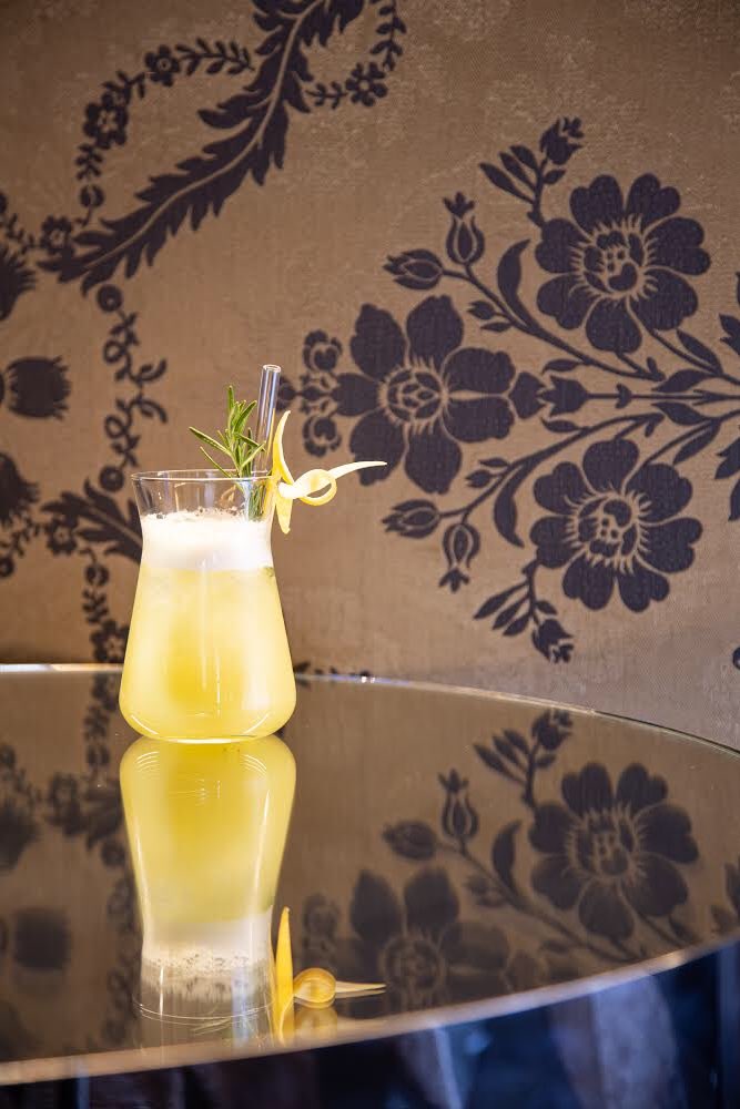 iclyonhoteldieu's tweet photo. C'est le week-end ! Taguez la personne avec laquelle vous souhaiteriez partager un cocktail ! 

📸 Stéphane Aboudaram

#intercontinentallife #intercontinentallyon #onlylyon #grandhoteldieulyon 

It's the week-end! Tag the one you woud like to share a cocktail with! https://t.co/nhzof1MMj2