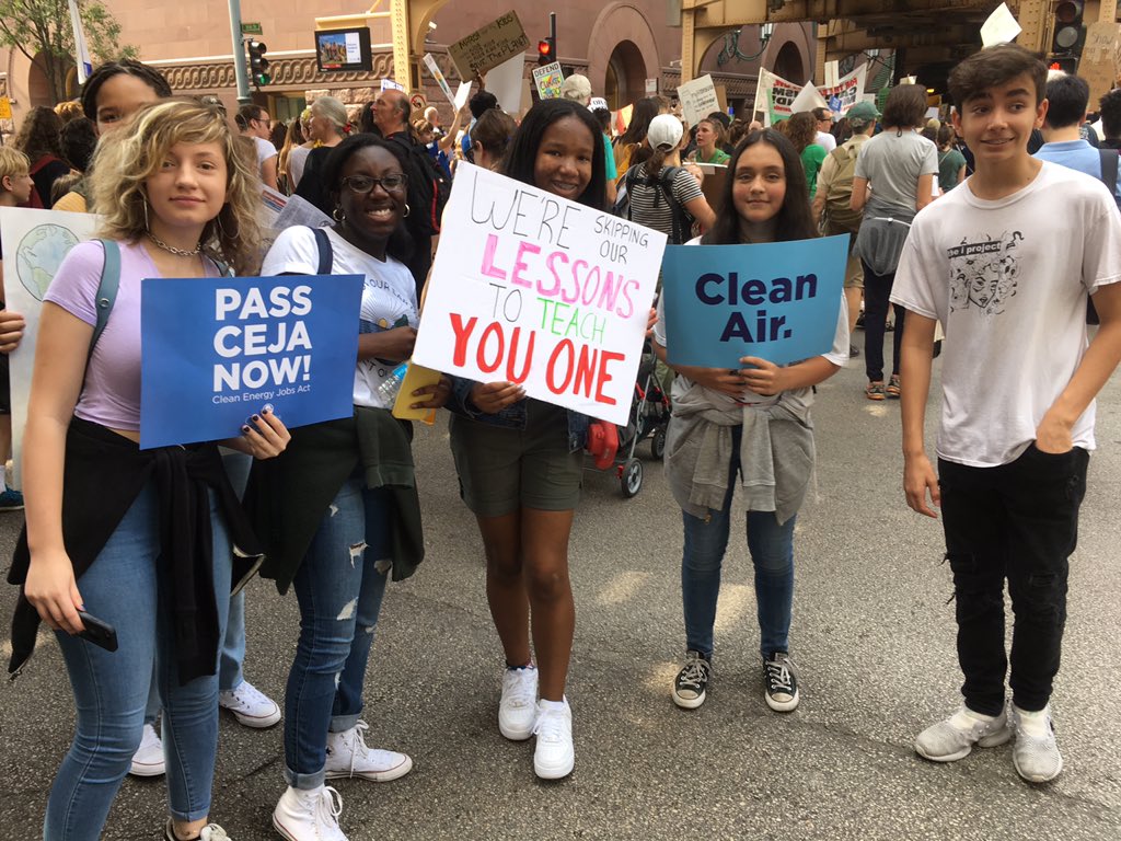 LyonGabrielle's tweet photo. .#Climatestrike #ClimateStrikeChicago culminates at #DaleyPlaza. Thank you stdents from @ChiPubSchools #BoganHs @wyhs @BroncoSociety @uchicagolab @FieldMuseum #BackOfTheYardsHS for leading the way! https://t.co/pZcEzjGYNp