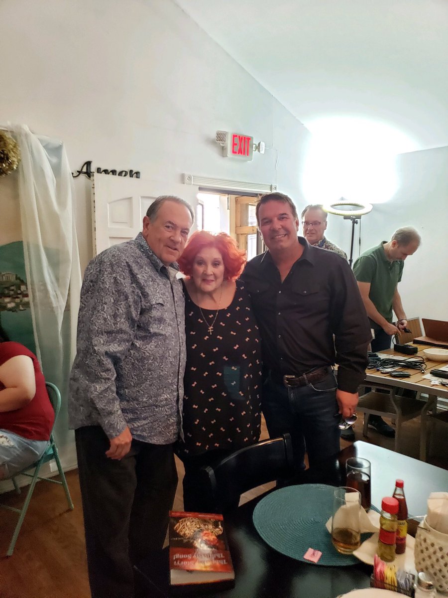RickyCookMusic's tweet photo. Had the distinct honor of meeting @GovHuckleberry and one of my favorite artists @LuLuRoman70 for some good conversation and wonderful down home country cookin’ this morn.  Love this man. He’s a nice nice person. Thanks again for the invite. https://t.co/jaD0SVcRYD