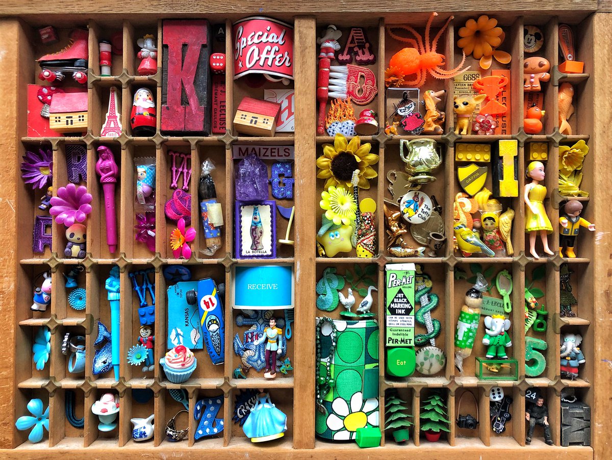 jenniemaizels's tweet image. Do you remember by #rainbow shelf in my old studio? I’m glueing everything into my old #printersTray to put up in my new studio! Such a fun project! 🌈👏🏻🌈👏🏻