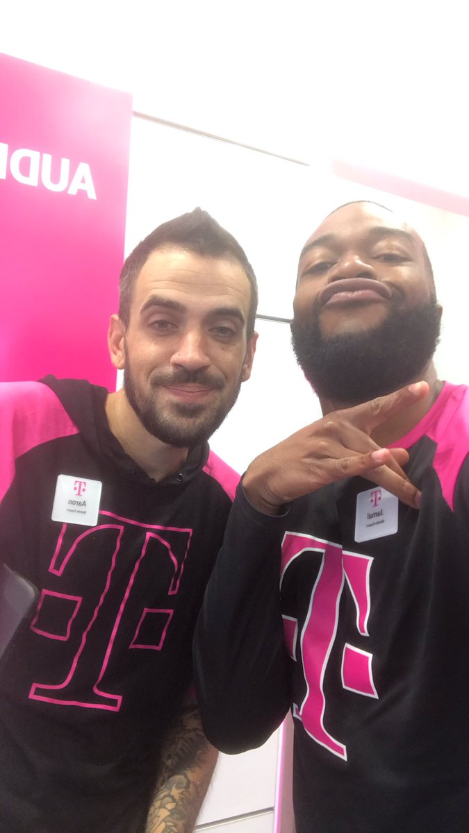 MagentaJam's tweet photo. IPHONE 11 LAUNCH DAY ‼️🔥@sonnyhagan @vickie_do02 @ILL_A_A_RON #iPhone11Fun https://t.co/NtcWBt0At7