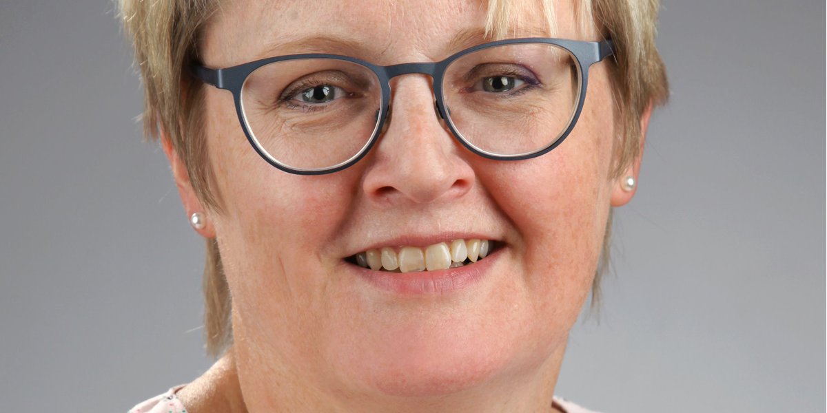 Kathrin Oxen ist neue Moderatorin des Reformierten Bundes. Sie löst damit Martin Engels in seinem Amt ab. Oxen ist die erste Frau im Moderatorenamt. In ihrer Rede betonte sie ihre Zeit als Pastorin in Mecklenburg: "Wirklichkeit im Osten besser wahrnehmen" bit.ly/2kq4rZa