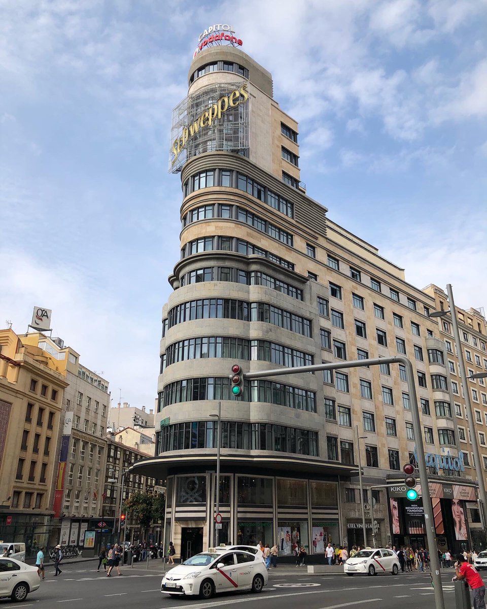 ionztomo16's tweet photo. El mítico edificio con el luminoso de #schweppes #edificioschweppes #madrid #travelphotography #arquitecturephotography #photographer #cityphotography #instagood #holidays #spain https://t.co/tyj08ZiQED